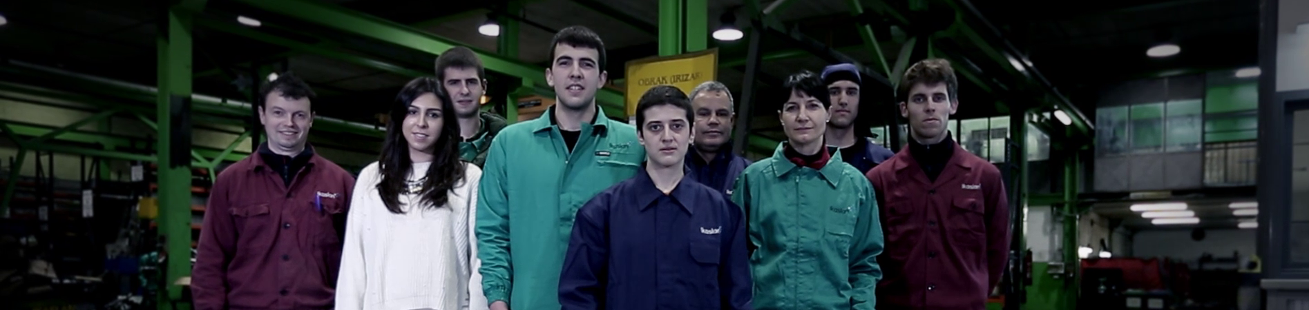 vlcsnap-2019-12-12-13h27m35s500 alumnos de Goierri Eskola que trabajan en Ikaslan Fundazioa posando en las instalaciones de la empresa