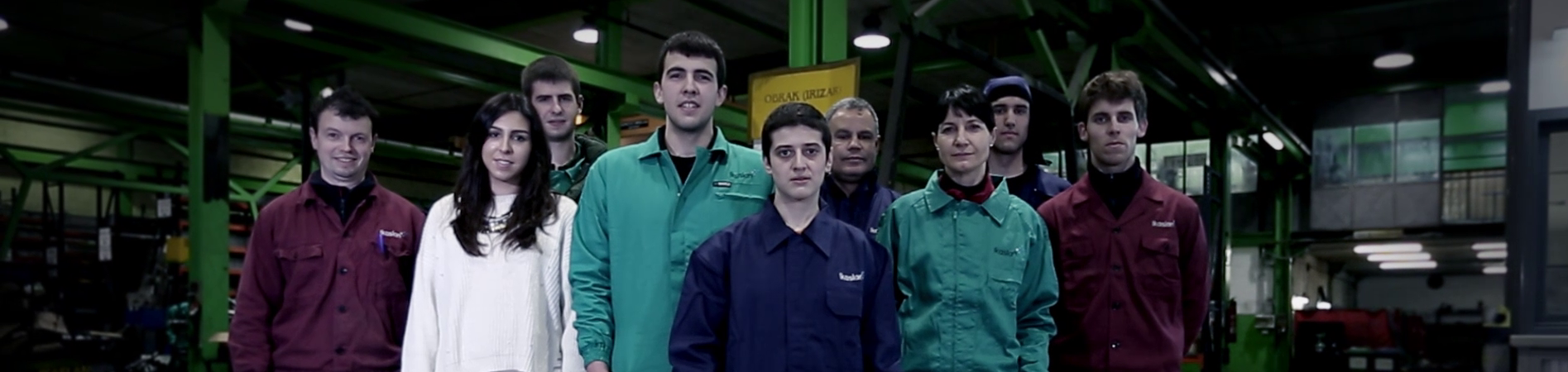 alumnos de Goierri Eskola que trabajan en Ikaslan Fundazioa posando en las instalaciones de la empresa