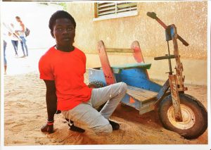 imagen de Aziz con su bicicleta de madera en Kelle, Senegal