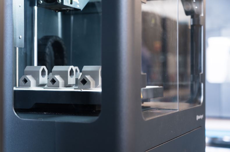 imagen de una impresora 3D de fabricación aditivia metálica de Markforged