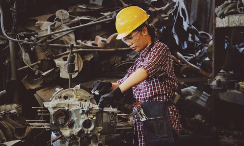 mujer trabajando en una máquina mecánica