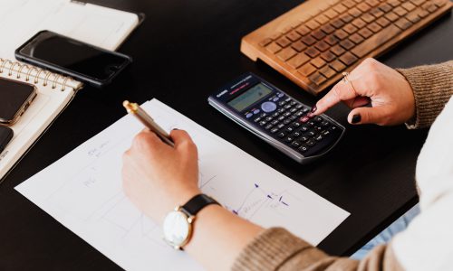 mujer realizando operaciones matermáticas