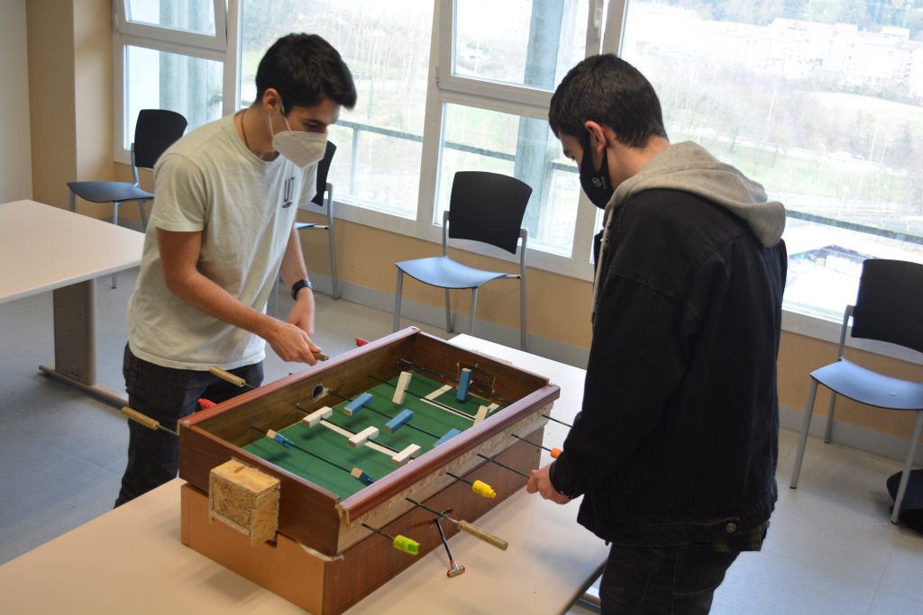 alumnos de Goierri Eskola juegan con los juegos ecológicos creados por ellos