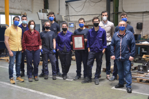 ISO45001 Ikaslan Fundazioa trabajadores de Ikaslan Fundazioa y responsables de Goierri Eskola posan con el certificado ISO45001