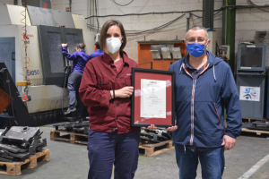 responsables de seguridad y medioambiente de Ikaslan Fundazioa y Goierri Eskola con el certificado ISO 45001 obtenido