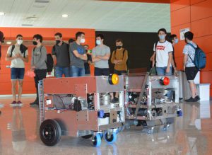 Ingenieritza Ikasleak garraio sistema robots fabricados por alumnos de ingeniería en Goierri Eskola, Ordizia.