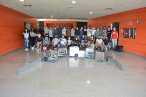 ingenieritza proiektuak fotografia de los alumnos de tercer curso de ingeniería mecánica de Goierri Eskola con los robots que han fabricado