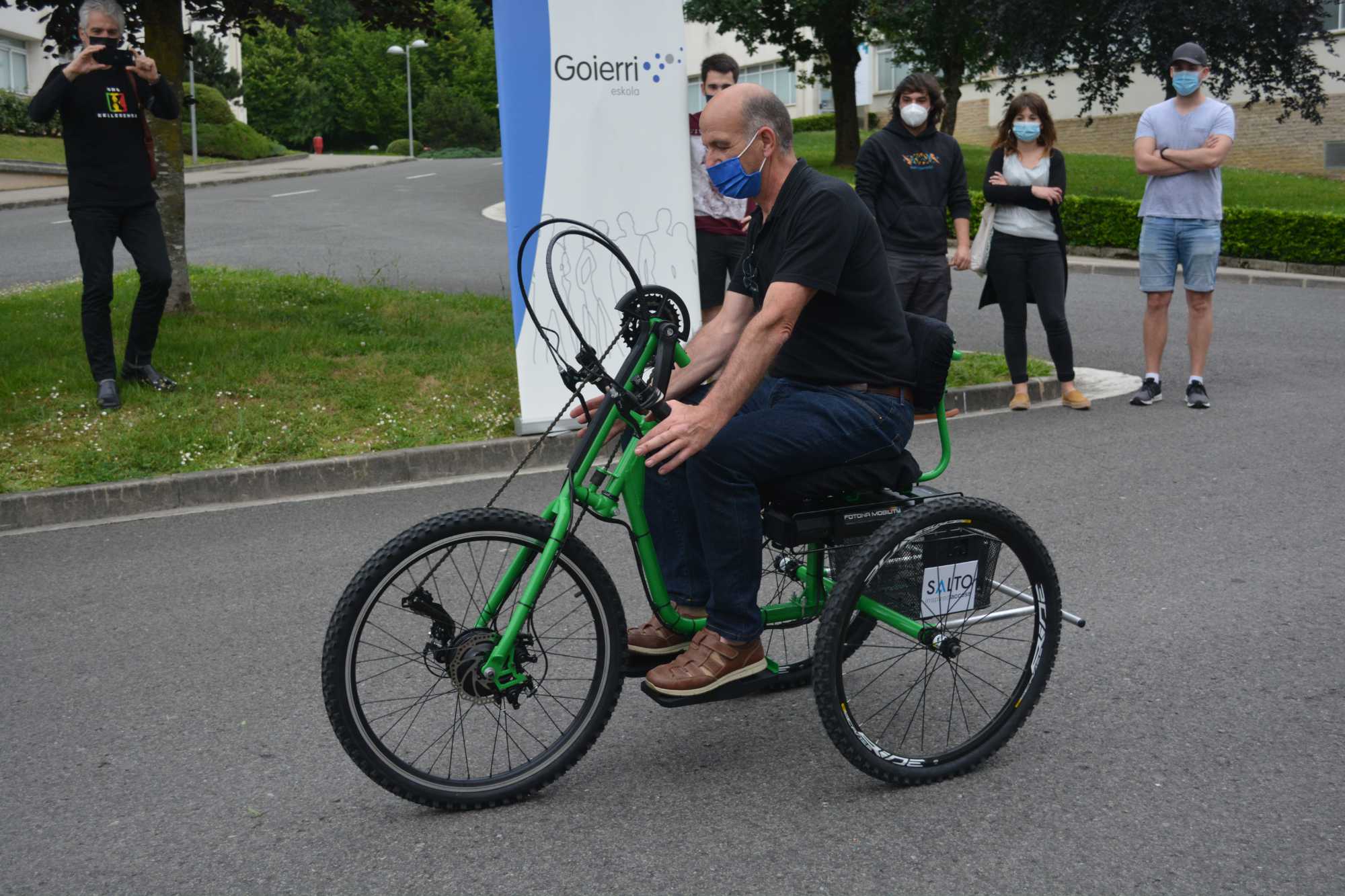 profesor sobre la bicicleta fabricada por Goierri Eskola para la ONG Kellesensa