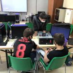alumnos de bachillerato de Goierri Eskola estan trabajando con ordenadores en un proyecto STEAM