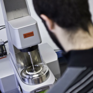 master alumno del master de fabricación aditiva con un equipo de medición