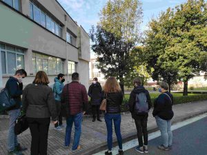 Profesor que participa en proyecto KA2 dando explicaciones a las personas que visitan Goierri Eskola