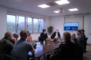 Visitantes de Goierri Eskola atienden las explicaciones del responsable de Ikaslan Fundazioa.