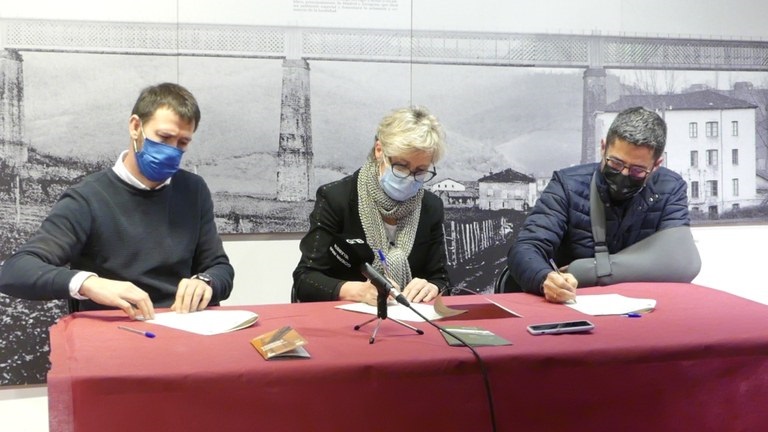 firma del acuerdo de colaboración entre Goierri Eskola, el Museo Zumalakarregi y el ayuntamiento de Ormaiztegi
