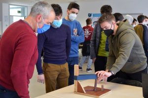 alumnos de ingeniería del campus de goierri dando explicaciones al profesor