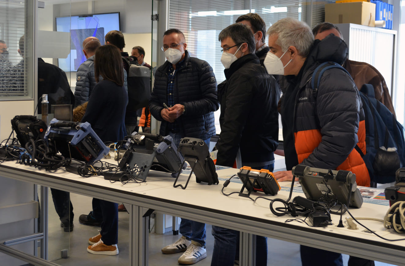 asistentes a la jornada de inauguración del espacio NDT Lab de Goierri eskola observando los equipos de ensayos
