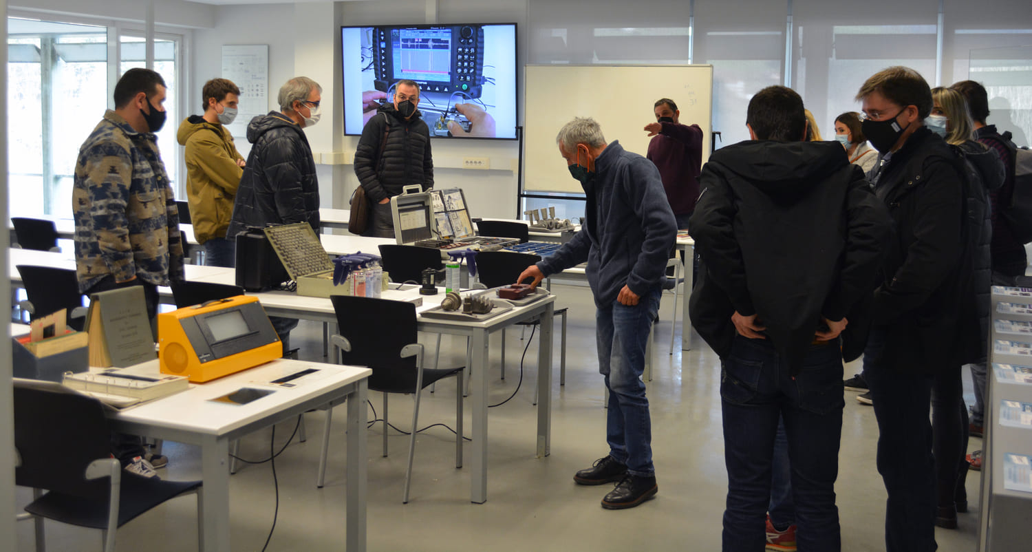 asistentes a la inauguración del espacio NDT Lab observan los equipamientos de Goierri Eskola