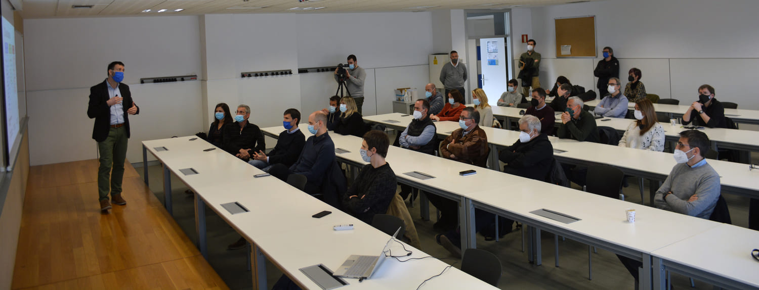 director de Goierri Eskola dando información a los asistentes a la inauguración del espacio NDT Lab