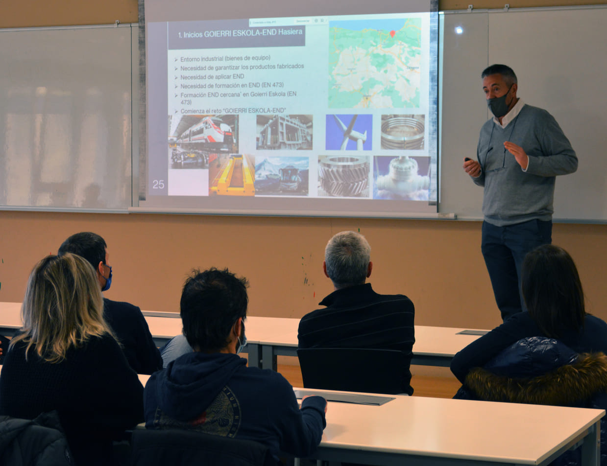 responsable del espacio NDT Lab de Goierri Eskola dando explicaciones a los asistentes a la jornada de inauguración