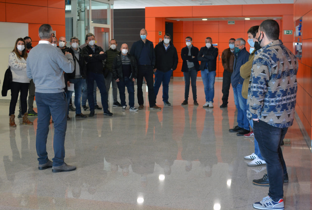 asistentes a la inauguración del espacio de ensayos no destructivos END atienden al responsable de Goierri Eskola