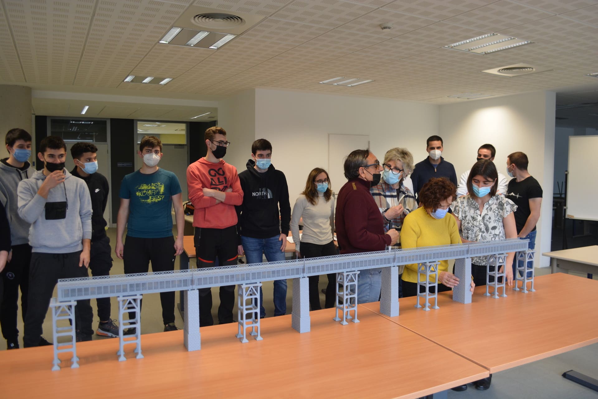 alumnos posando con el puente de Ormaiztegi fabricado con impresoras 3D