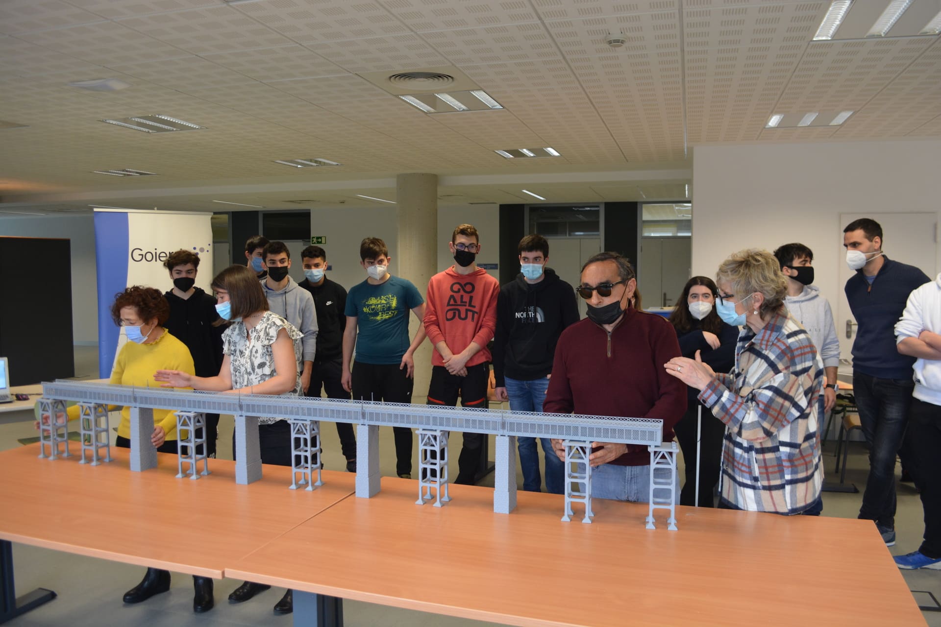 alumnos que han participado en la fabricación de puente de Ormaiztegi con impresoras 3D