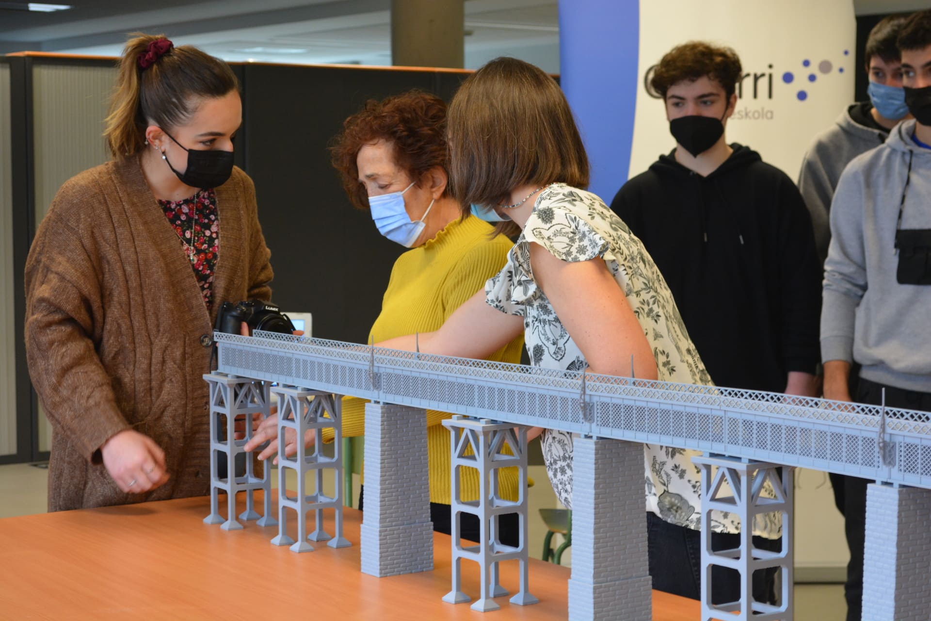 profesora dando explicaciones sobre el puente de Ormaiztegi fabricado en 3D