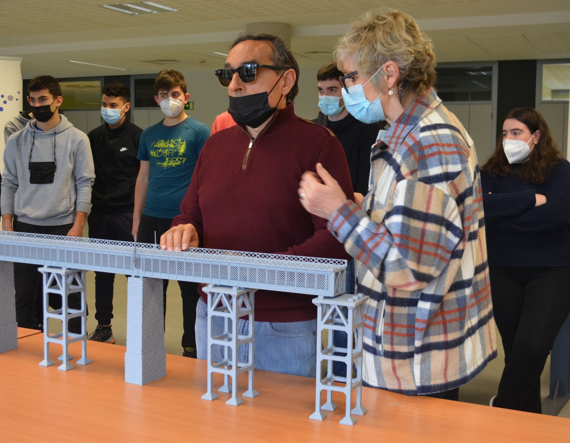 personas ciegas palpando el puente de Ormaiztegi fabricado con impresoras 3D