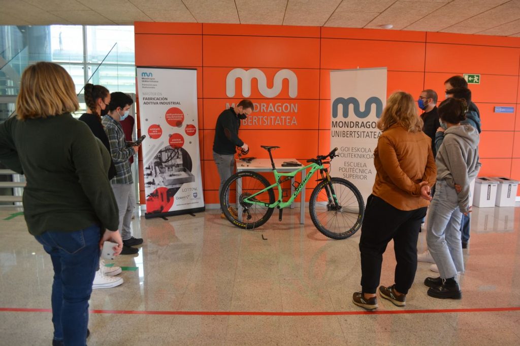 220422-faditiv-2 Profesor del master de fabricación aditiva industrial dando explicaciones a sus alumnos