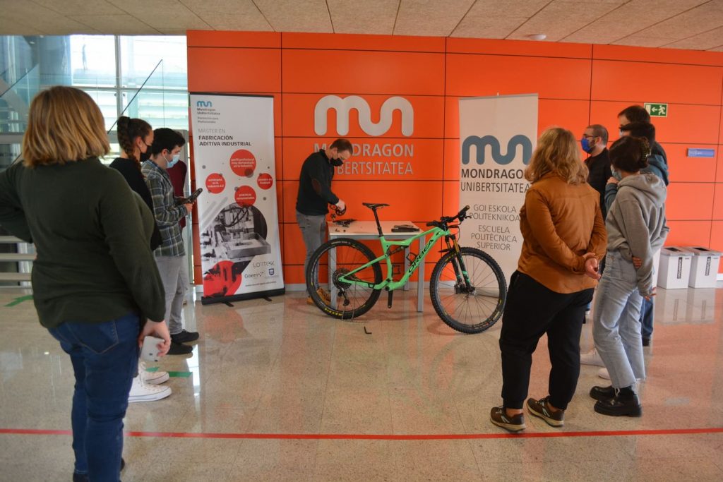 Profesor del master de fabricación aditiva industrial dando explicaciones a sus alumnos