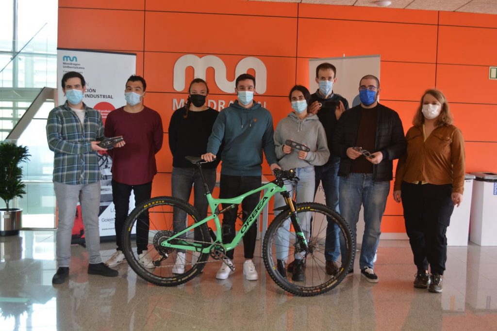 220422-faditiv-3 alumnos del master en fabricación aditiva industrial posando con una bicicleta de montaña