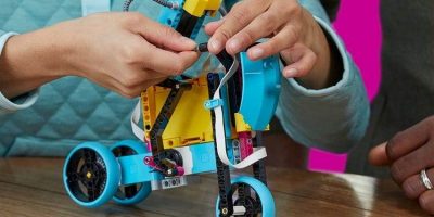 niño o niña jugando con el Lego Spike en los campamentos tecnológicos de Goierri Eskola