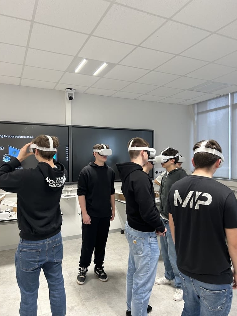 alumnos de formación profesional con realidad virtual en Goierri Eskola